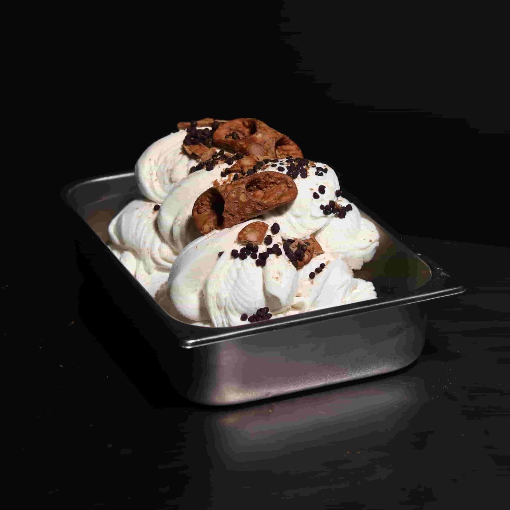 gelato cannolo siciliano bacio nero